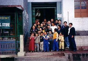 Ms. Sheng Xue and children of Dharamsala Refugee Camp (Cheng Xue/Epoch Times)